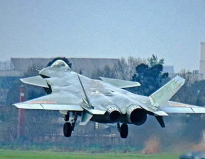 实拍歼-20低空秀特技 模拟格斗3秒击落F-22