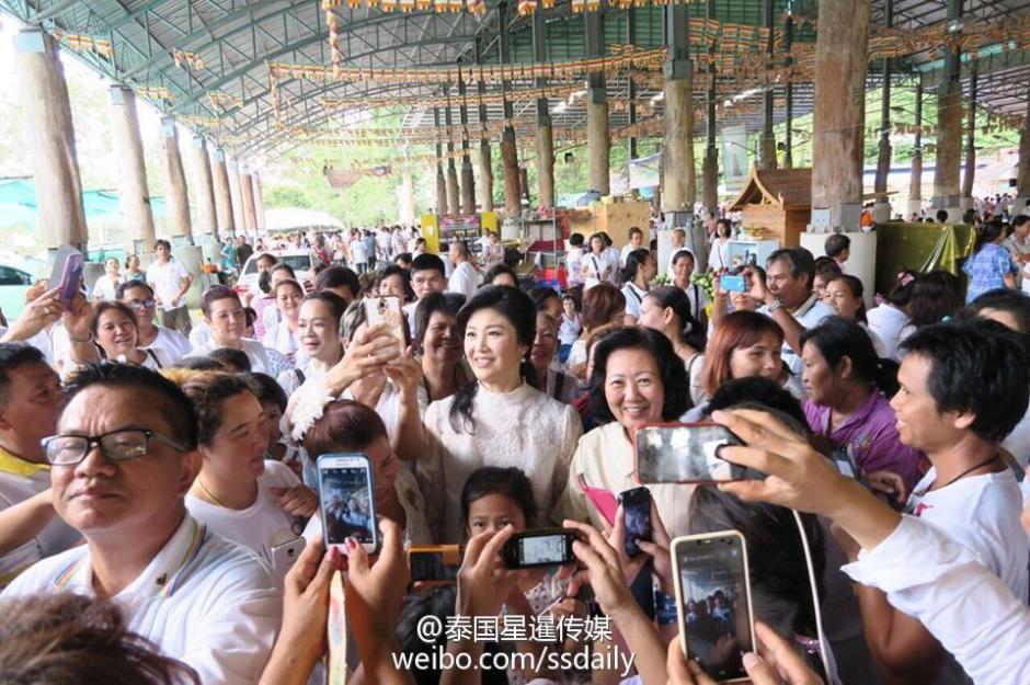 泰国前总理英拉在北柳府拜佛布施,祈求平安,顺利.