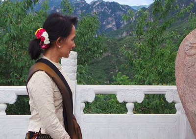 昂山素季登长城照片曝光