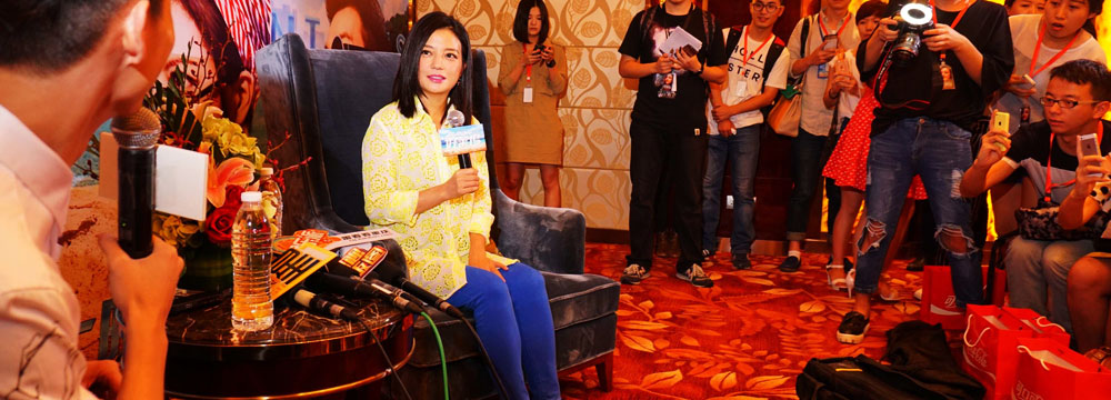 “阔太”赵薇平民打扮亮相重庆