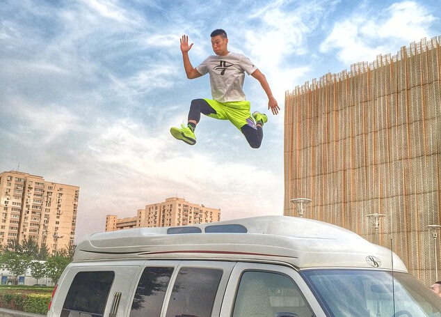 林书豪晒飞跃汽车照片 空中造型仿游戏角色(图
