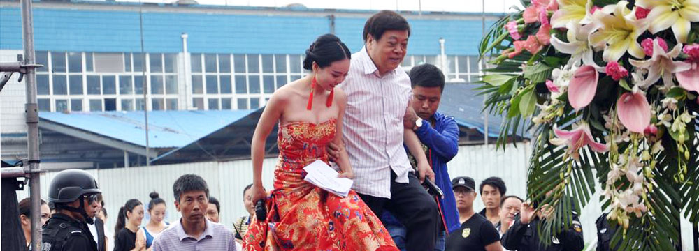 赵忠祥登台获两人搀扶 与女粉丝雨中合唱