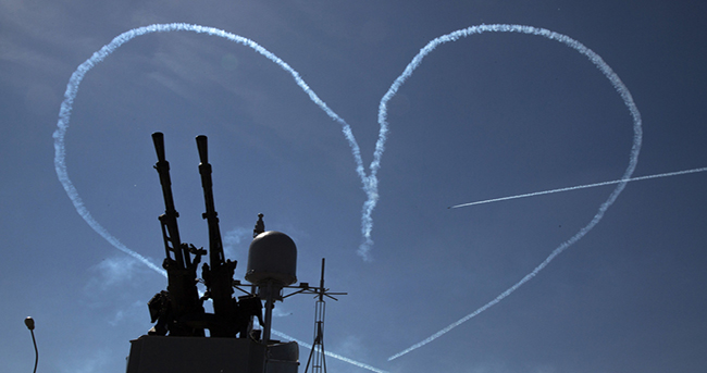 俄罗斯国际海事防务展 空军特技队当空炫技