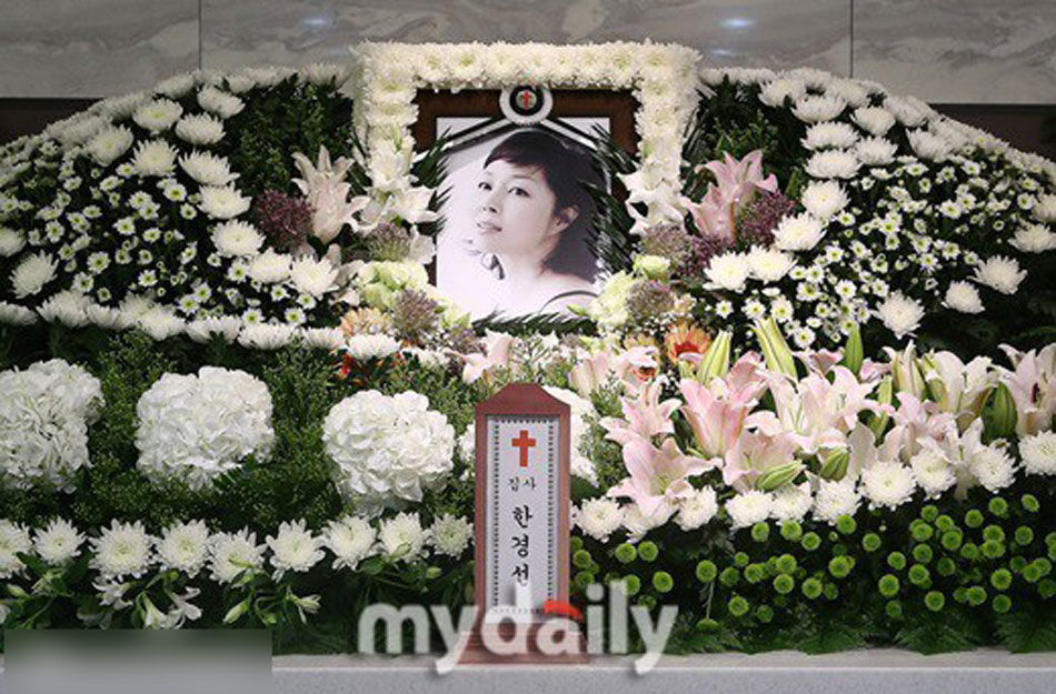 52岁韩国女星韩京善举行追悼会 因脑出血去世