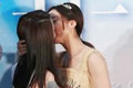 当红女星嘴对嘴激吻女搭档 旁人看傻眼