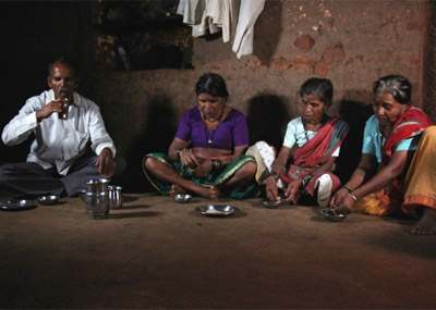 印度男子靠娶3位妻子抗旱