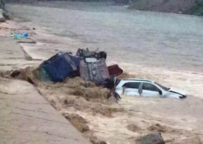 重庆：暴雨引发山洪冲走汽车数十辆