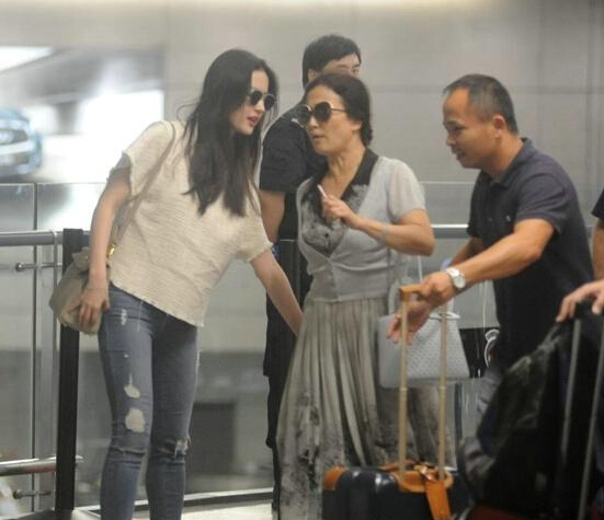 刘亦菲穿破洞裤扮潮 <em>与妈妈亲密热聊似姐妹</em>(图