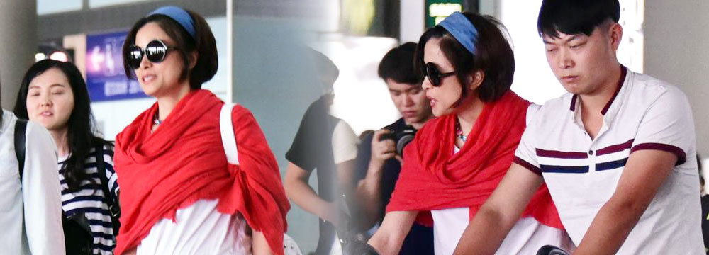 50岁邵美琪戴少女发卡 穿破洞裤酷劲十足