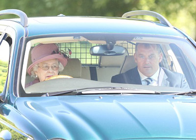 英女王在“纳粹举手礼”事件后首次曝光