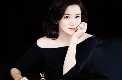 李英爱拍写真展优雅美 43岁气质依旧