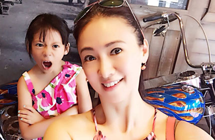 47岁翁虹与女儿穿亲子装度假