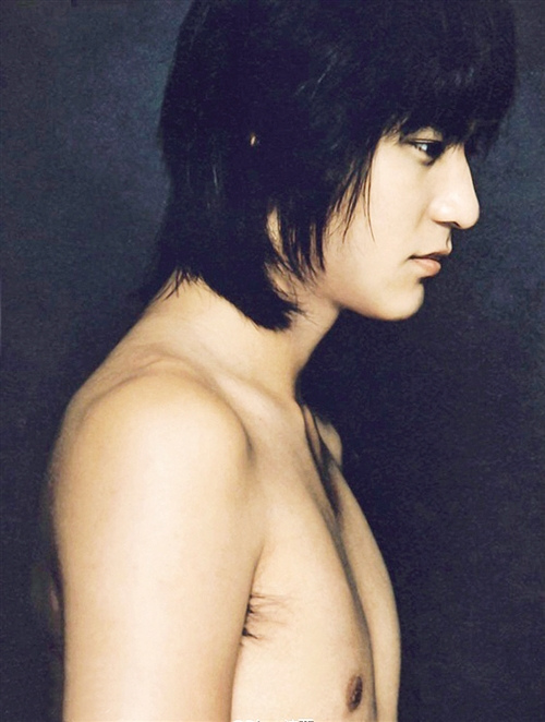 周渝民昔日写真曝光 半裸<em>沐浴</em>大展湿身诱惑(图