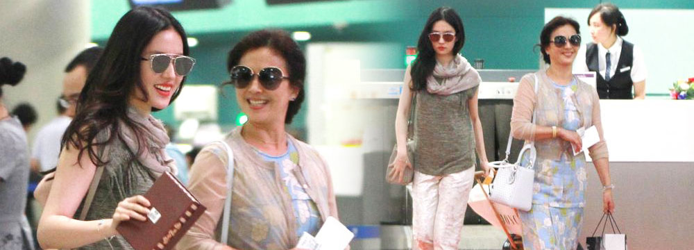 刘亦菲与母亲相伴出行 56岁刘晓莉气场不输女儿