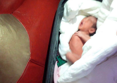 河南：疑被人贩子密藏在行李箱内带走的女婴