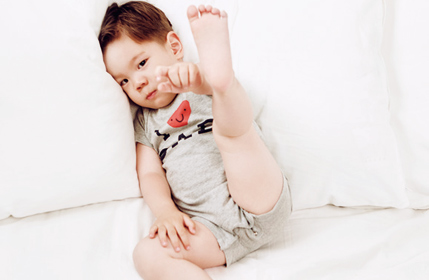 霍思燕儿子嗯哼拍杂志 变身“霸道总裁”