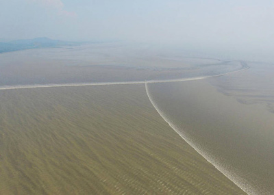 钱塘江现罕见交叉潮