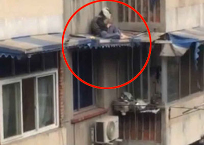 独居老人摔到5楼雨棚