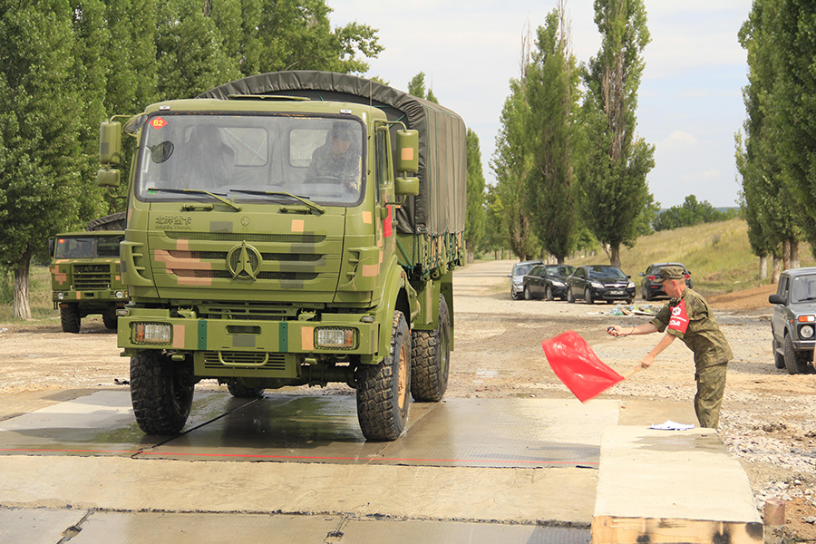 解放军赴俄参加汽车能手比赛 军卡几乎被水淹没 人在上海 中国