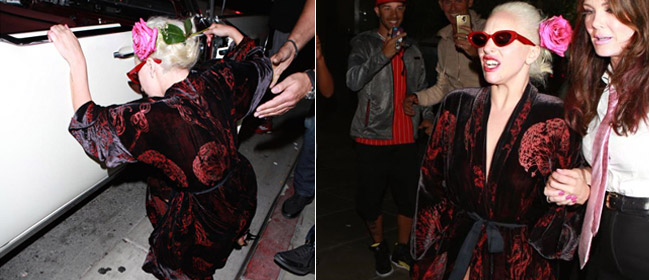 Gaga头戴红花身披“浴袍”出巡 获众人搀扶不慎摔倒