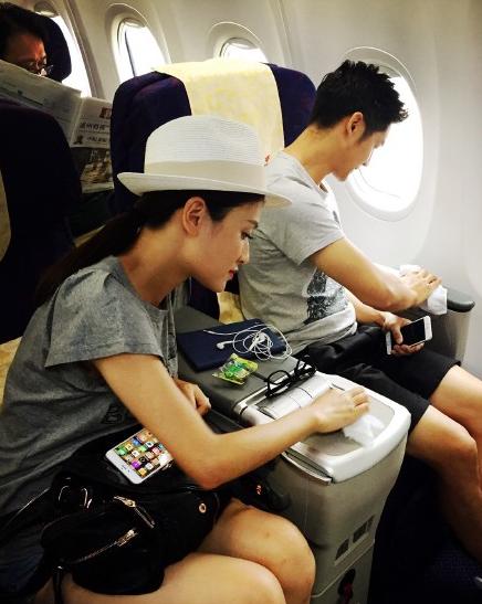 处女座的田亮坐飞机为什么拿着纸巾擦不停?(图