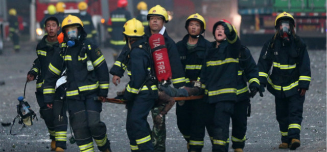 天津大爆炸，消防员该不该硬冲