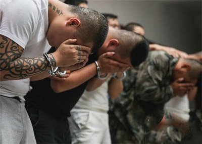 男子得罪马仔 深夜被拉河边殴打尿血