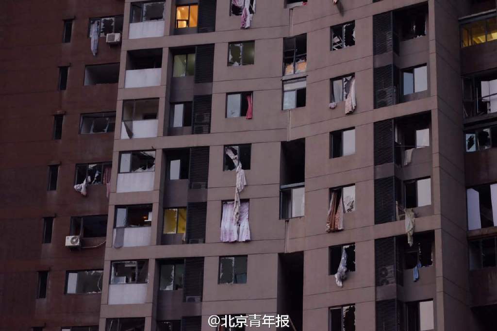 窗户外面飘的都是窗帘 北京青年报【窗户外面飘的都是窗帘】天色渐亮,记者在现场附近看到,不少民众露宿在街头。远处还能看到爆炸燃烧引起的浓烟。北青报记者正步行前往爆炸地点。沿途看到楼房玻璃全部破碎,窗户外面飘的都是窗帘。(北青报记者黄亮郁骁屈畅薛雷)