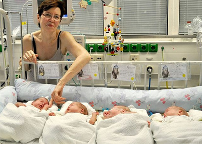 65岁女子竟产下4胞胎