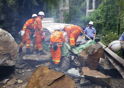 四川客车被滚石砸中变形 致2死6伤