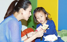 章子怡陪甜馨玩耍