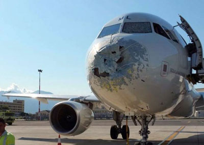 遭极端冰雹袭击后的飞机