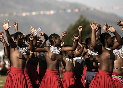 非洲一国王在少女成人礼上现场选妃