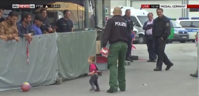 暖心!德国警察陪4岁难民儿童踢足球