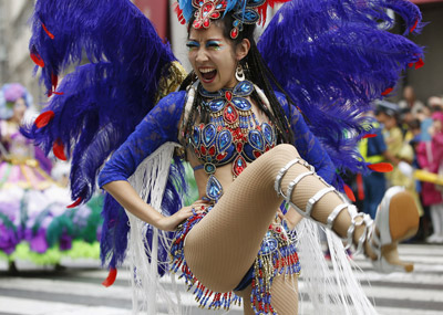 日本浅草5000人桑巴热舞游行