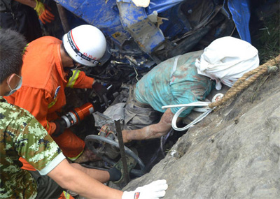 车辆坠崖瞬间 父亲将儿子推出车外