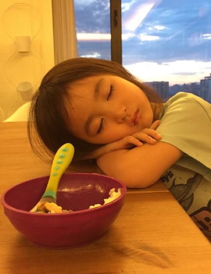 李小鹏爱女奥莉吃饭犯困趴桌上睡着