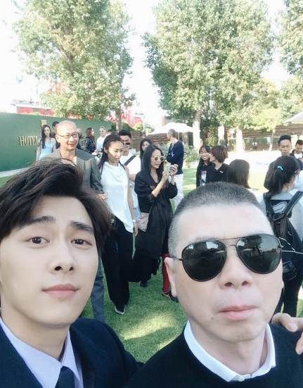 许晴手捧脸与小鲜肉李易峰拍照 遭吐槽装嫩|