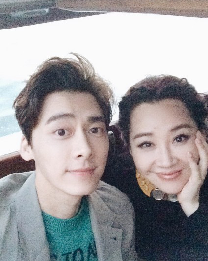 许晴手捧脸与小鲜肉李易峰拍照 遭吐槽装嫩|