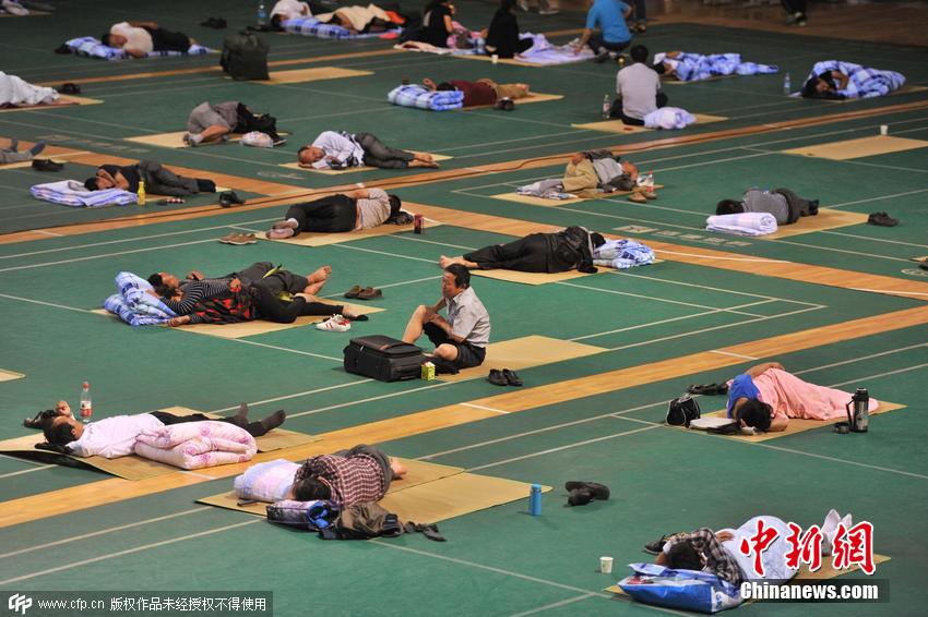 沈阳一大学为新生家长打地铺 体育馆变身临时宿舍(图)