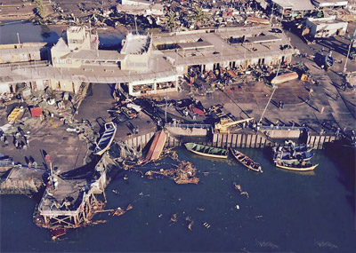 智利：航拍经历8.3级地震后的海港