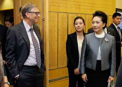 彭丽媛与盖茨夫妇赴癌症研究中心