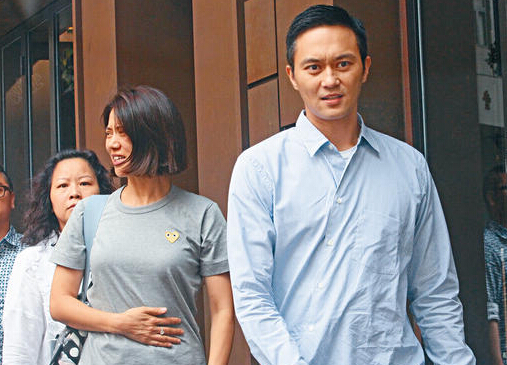 袁咏仪陪张智霖外出上围傲人手上巨钻亮眼