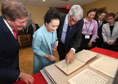 彭丽媛参观林肯艺术中心