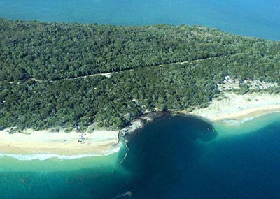 澳大利亚彩虹沙滩突现百米巨坑