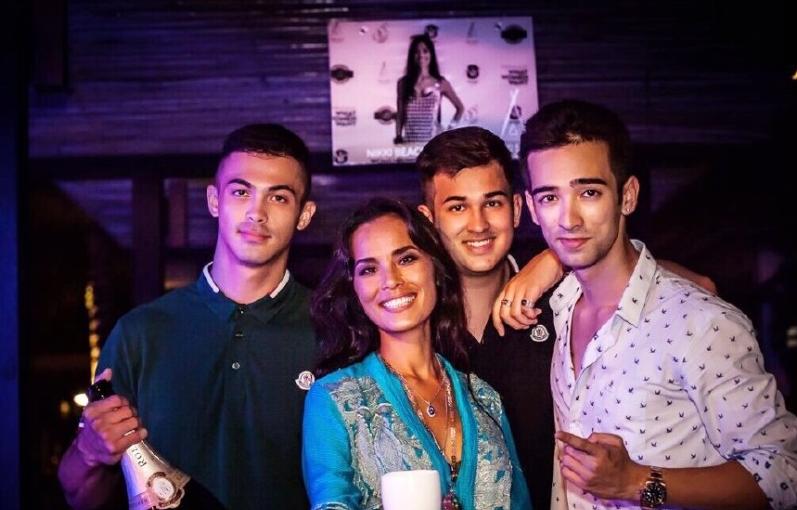 韦唯生日儿子幸福陪伴 三兄弟被赞超高颜值_明星_爱图片_www.aitupian.com