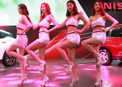 黄金周车展上的美女车模