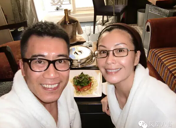2009年6月30日,伍咏薇与老公练海棠在香港包下餐厅庆祝结婚十周年