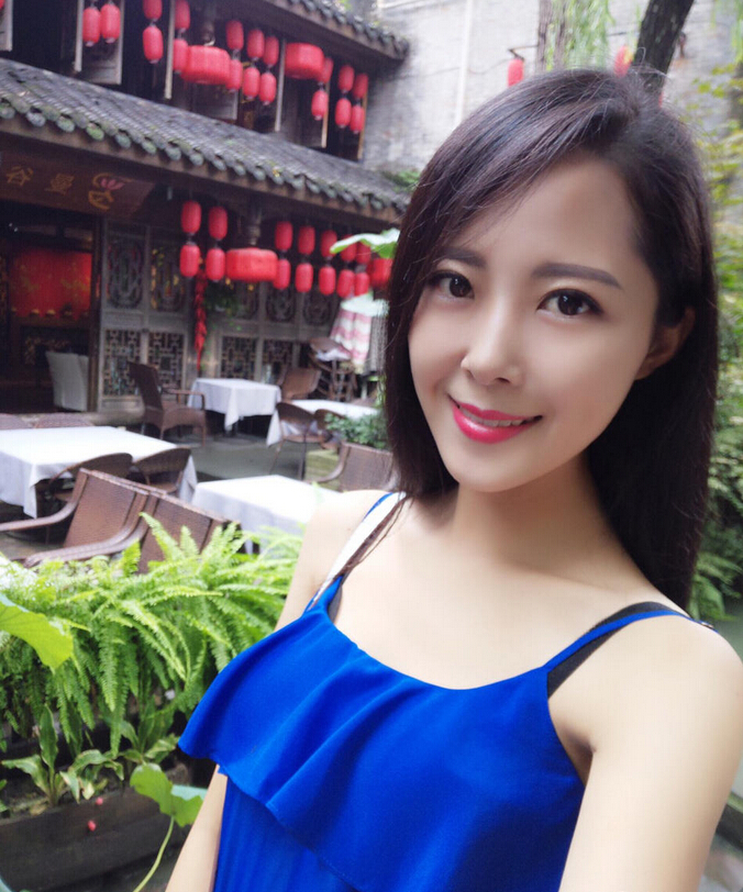 当红国脚空姐女友化身球迷 获赞国足太太团最