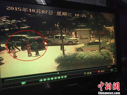 南宁一司机非法营运暴力抗法 运管砸窗将其制服(图)